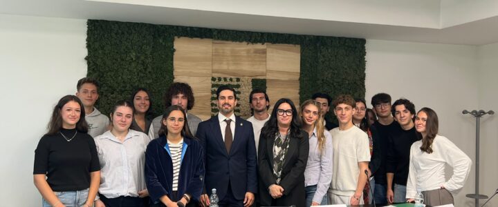 Question Time – Ambasciatore dell’Ecuador E. Moscoso Bohman incontra gli studenti per una sessione di domande e risposte della durata di due ore.